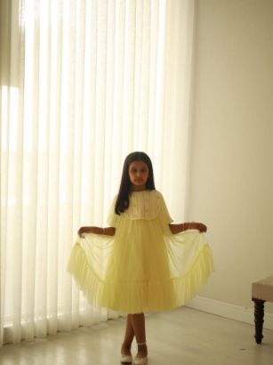 صورة فستان سهرة أصفر أنيق مزين بالؤلؤ على الصدر